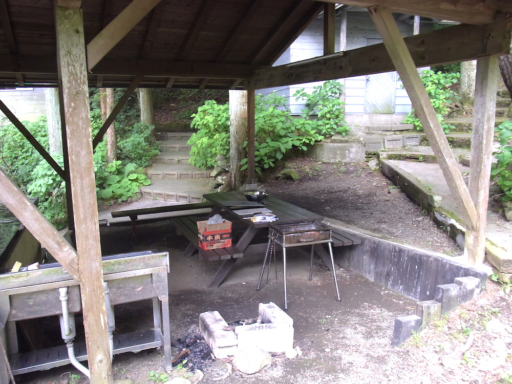 バンガローLの専用屋根付き炊事場